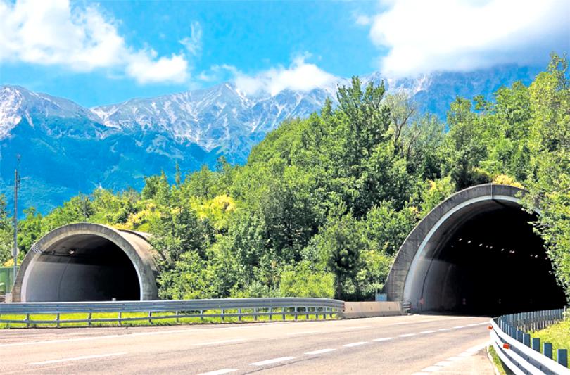 Pe traseul autostrăzii de 58 de kilometri sunt prevăzute 18 tuneluri