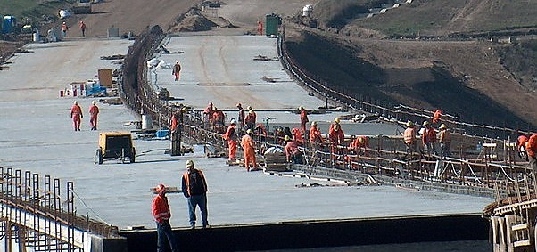 Românii construiesc tuneluri și căi ferate în Germania, dar în țară sunt dați la o parte cu BRUTALITATE de străini: Infrastructura trebuie construită de firme românești, NU de cele străine