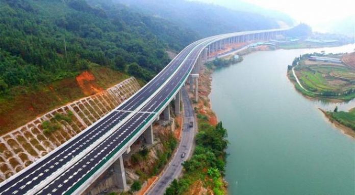 Ce țară a construit în 6 luni o autostradă de 135 de km?